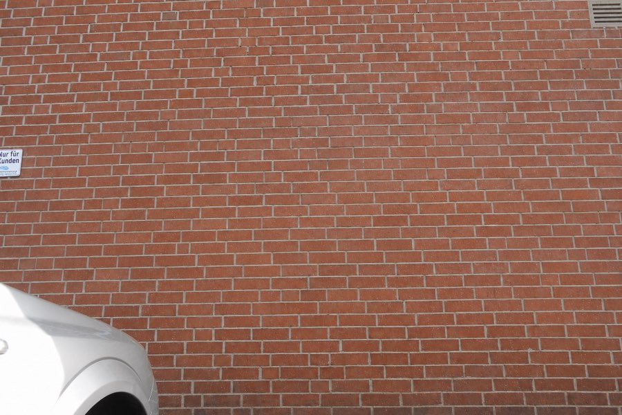 Dieselbe Klinkerfassade nach der Laserreinigung