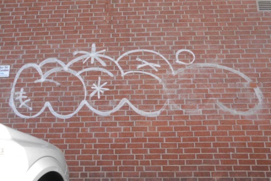 Klinkerfassade mit Graffiti vor der Laserreinigung